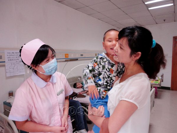 9月1日，在儿童医院，前来看望龙龙的科迅机械员工正在跟护士交谈