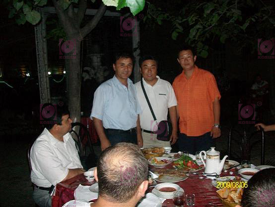科迅机械的售后工程师（中）与塔吉克斯坦能源部副部长（左一）合影留念