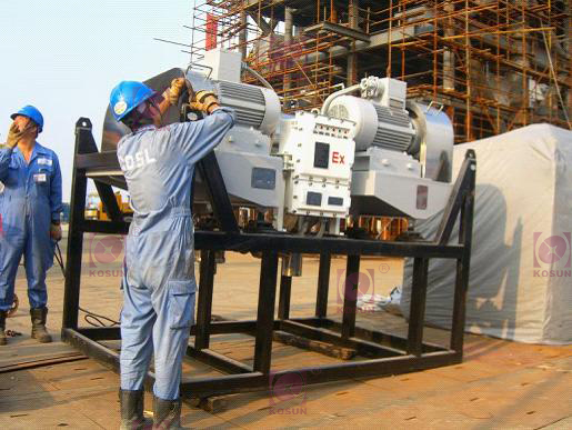 PEMEX海洋钻井模块施工现场，中海油服工作人员正在验收科迅机械的泥浆固控设备 - 卧式螺旋离心机